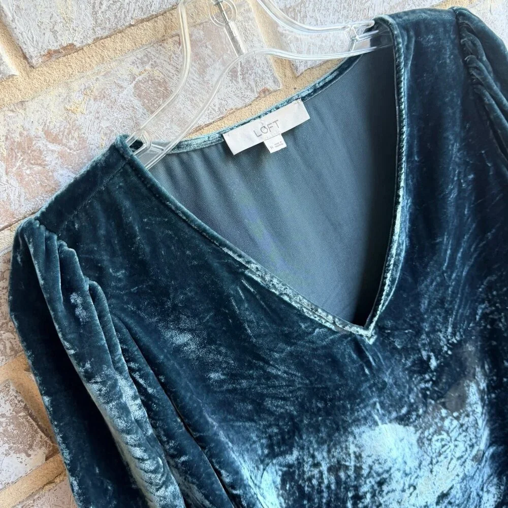 Loft Short Puff Sleeve V-Neck Gray/Green Velour T-Shirt Women's Size M